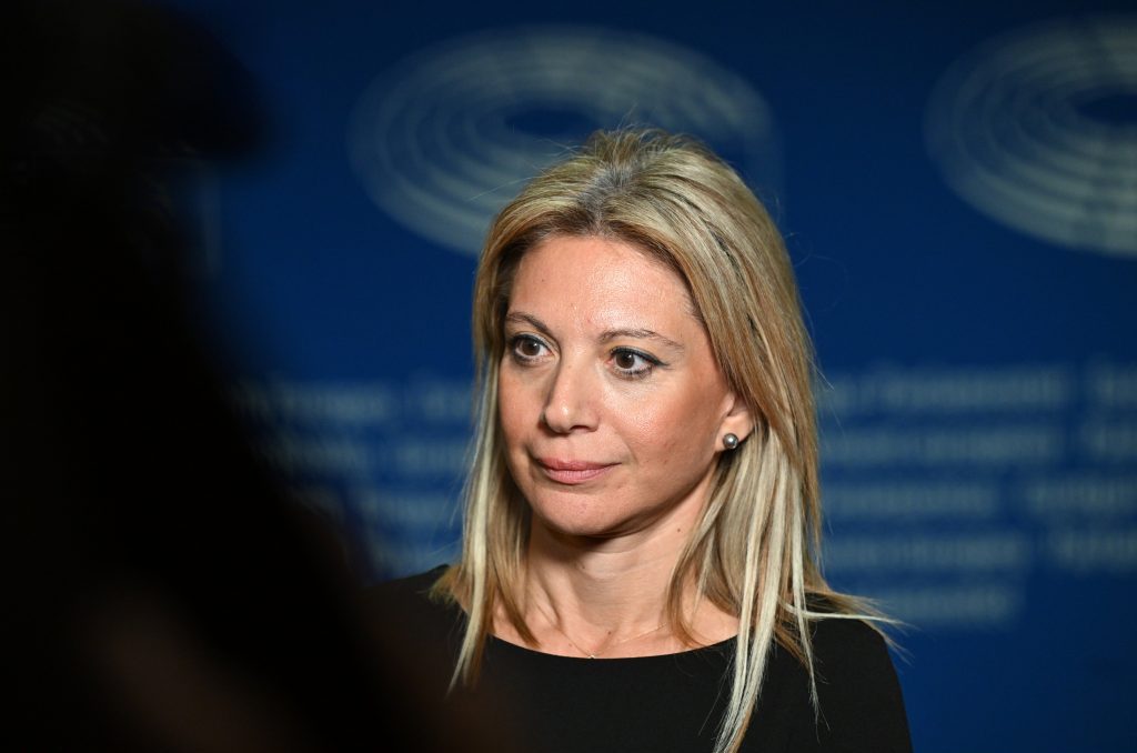Η αβάντα Παπανδρέου σε Καρυστιανού σε εκδήλωση της ”Νίκης” και η προσπάθεια να δικαιώσει τον αδελφό του