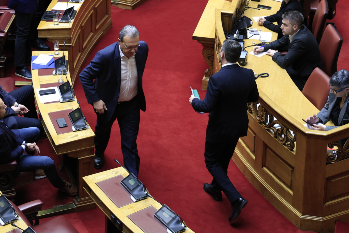 Τα των διαδρόμων / H υπερπαραγωγή Μητσοτάκη στο Tik Tok, τα «καλά ξεμπερδέματα» στις σχέσεις ΠΑΣΟΚ – ΣΥΡΙΖΑ, το «φάουλ» της Καρυστιανού