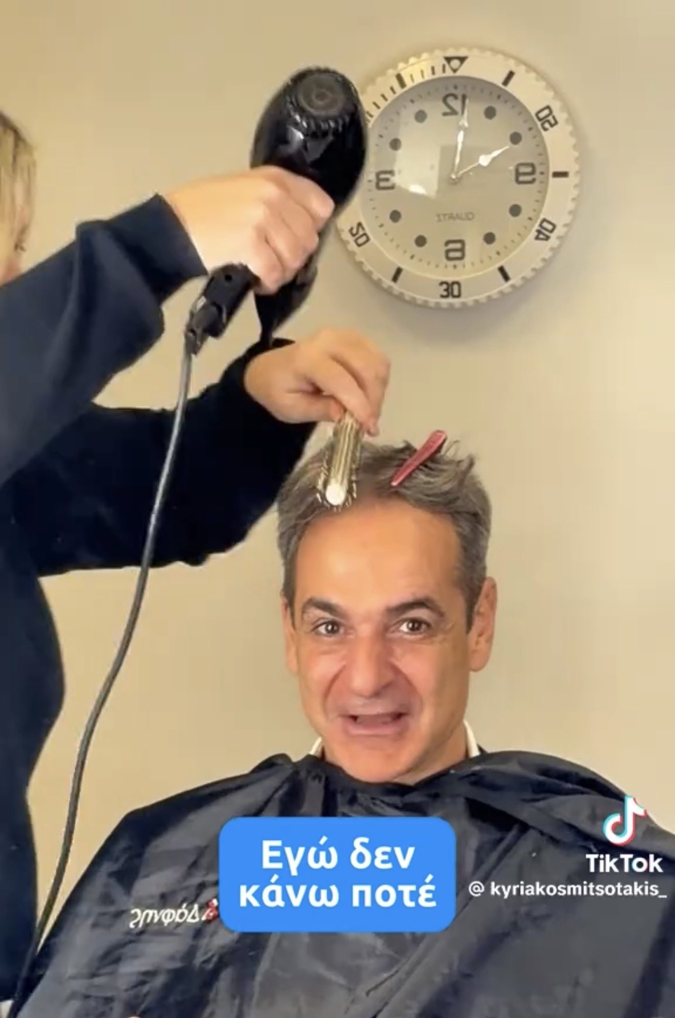 Ούτε το styling αφήνει στην τύχη του! Ο Μητσοτάκης ανέβασε βίντεο με ροζ τσιμπιδακι στο μαλλί και έριξε το tik tok