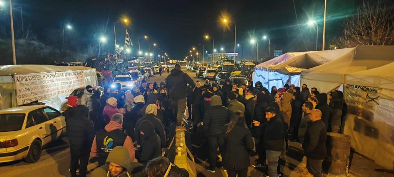 “Τελειώνει” και το μπλόκο στον κόμβο της Σιάτιστας – Αποχωρούν το πρωί της Πέμπτης οι αγρότες της Δυτικής Μακεδονίας
