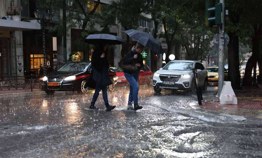 Σε «κόκκινο» συναγερμό η χώρα λόγω κακοκαιρίας