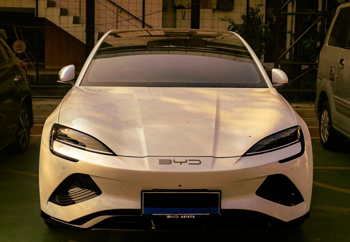 Ανατροπή / H κινεζική BYD ξεπέρασε για πρώτη φορά την Tesla σε πωλήσεις