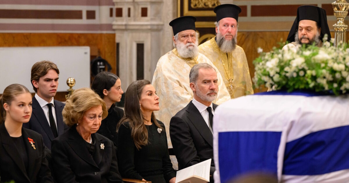 Κηδεία Πριγκίπισσας Ειρήνης: Σε κλίμα συγκίνησης το «αντίο», η ταφή έγινε στο Τατόι δίπλα στον τέως βασιλιά Κωνσταντίνο