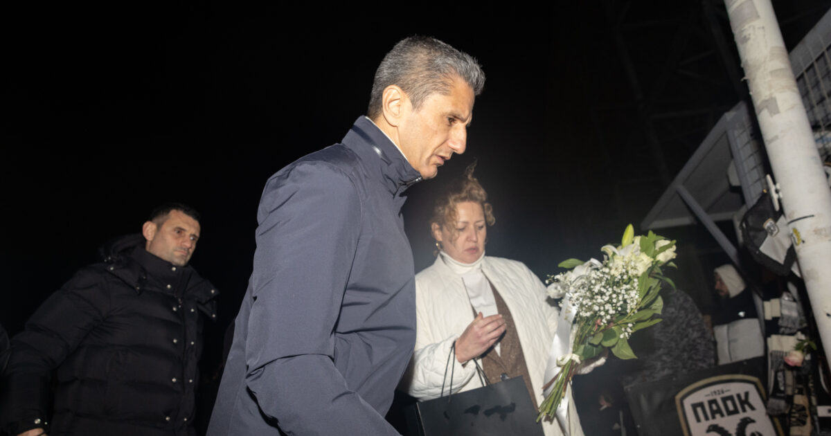 Οι παίκτες του ΠΑΟΚ άφησαν λουλούδια στην Τούμπα για τα θύματα του δυστυχήματος στη Ρουμανία