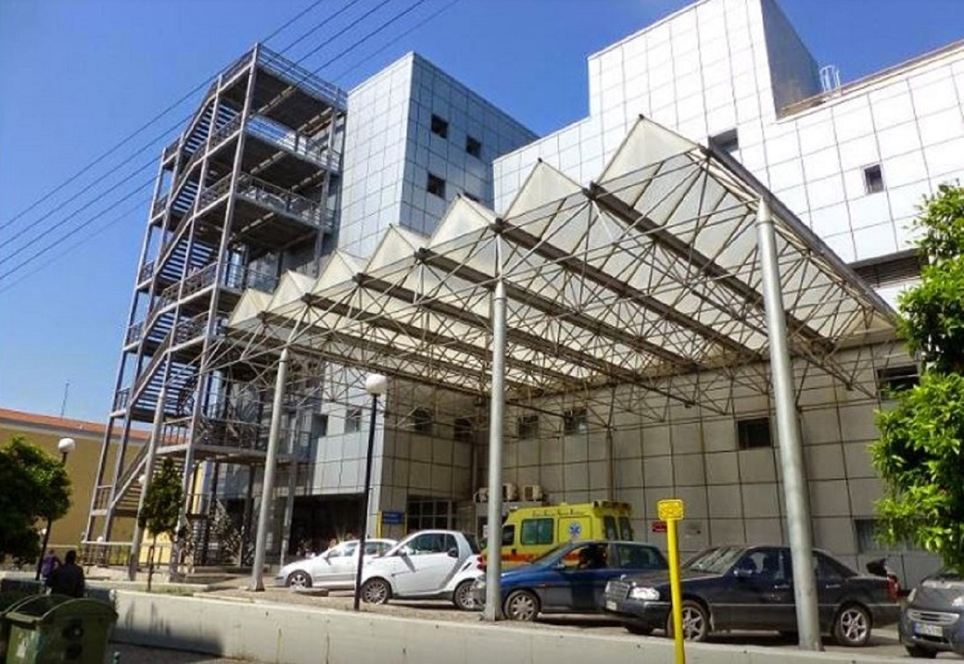 Συναγερμός στο νοσοκομείο Βόλου: Άνδρας απειλούσε να πέσει από τον 3ο όροφο