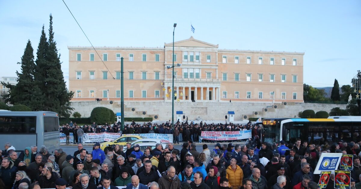 Συγκέντρωση διαμαρτυρίας στρατιωτικών στο Σύνταγμα: Στο «κόκκινο» οι δρόμοι στο κέντρο