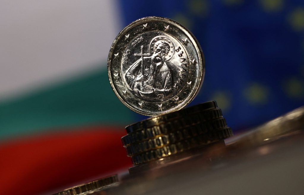 Με συγκρατημένα χαμόγελα και ανησυχία, η Βουλγαρία εγκατέλειψε το λεβ