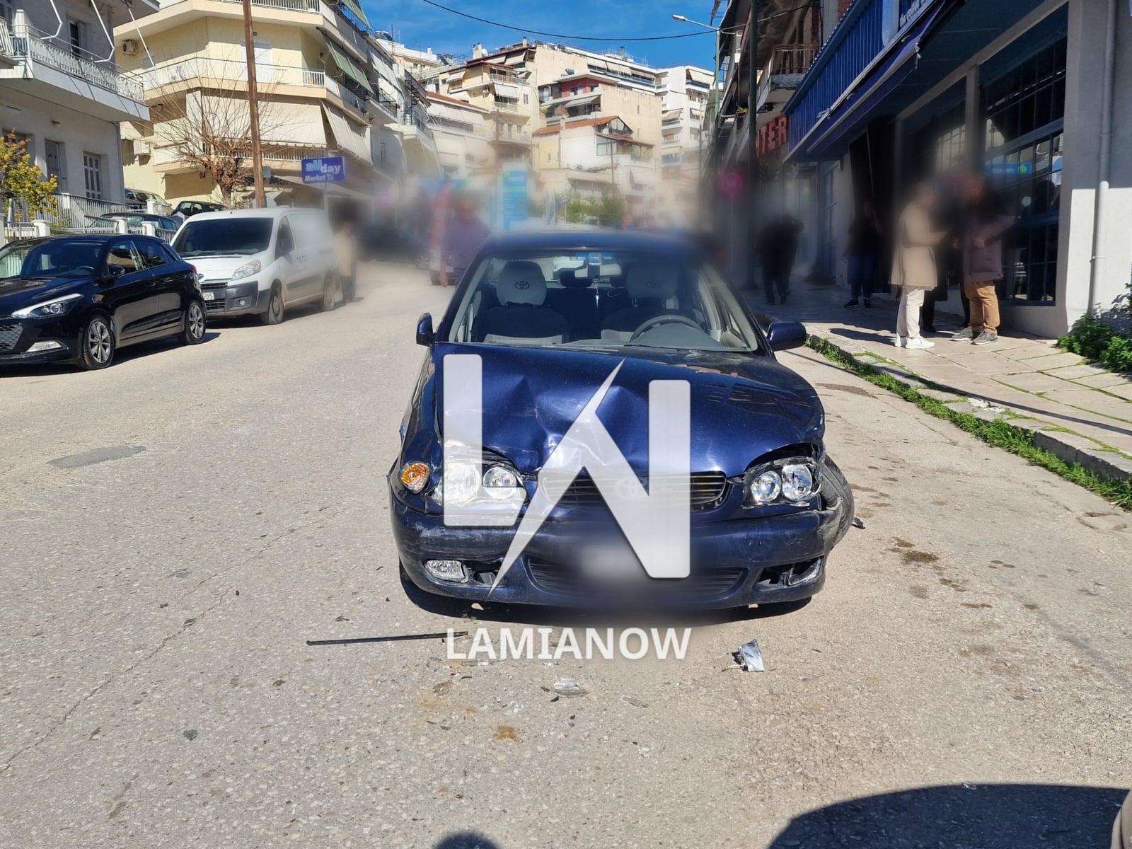 Λαμία: 86χρονος έχασε τον έλεγχο του οχήματός του και χτύπησε άλλα 4 αυτοκίνητα – Δείτε φωτογραφίες
