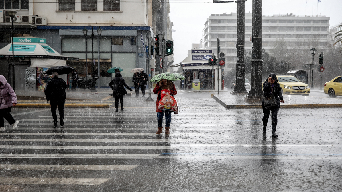 Κακοκαιρία με ισχυρές βροχοπτώσεις στον βορρά και εισβολή αφρικανικής σκόνης στον νότο