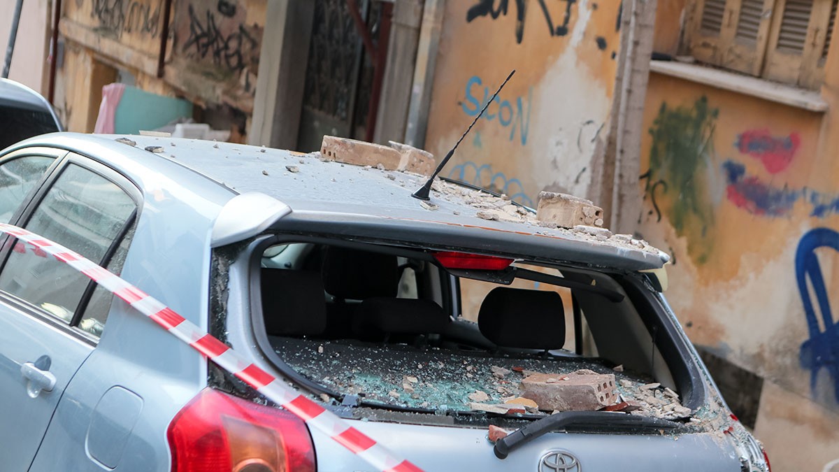 Τι κάνεις όταν πέσει δέντρο, μπαλκόνι ή κάτι άλλο στο αυτοκίνητό σου;