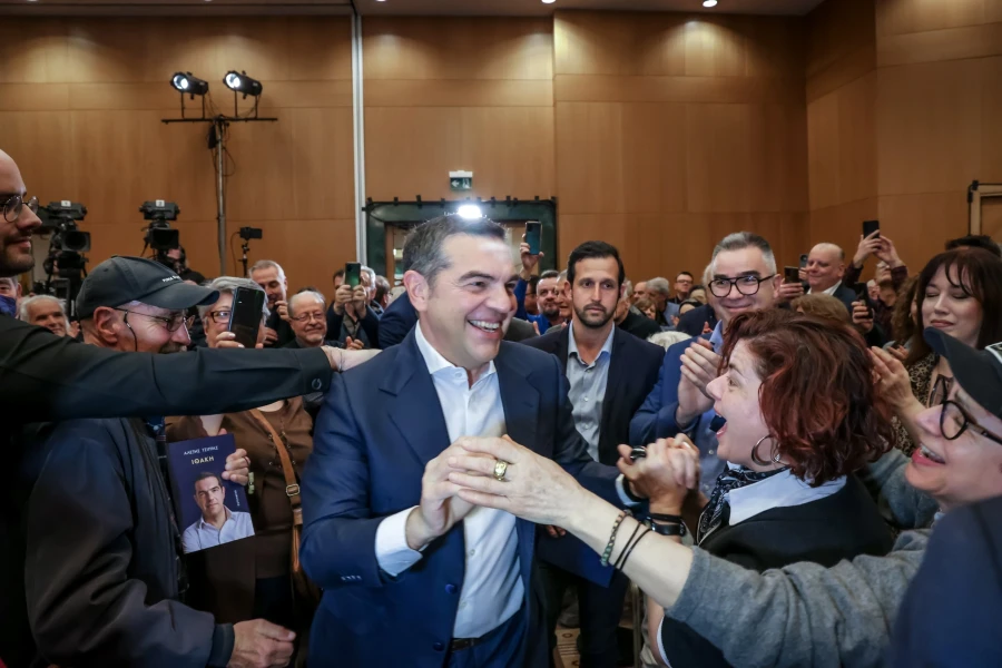 Το είπε! Τσίπρας στη Λάρισα: «Ξέρω τι περιμένετε από μένα – Είναι η ώρα του μαζί» – Αδιαχώρητο μέσα κι έξω από τον κόσμο του Θεσσαλικού κάμπου