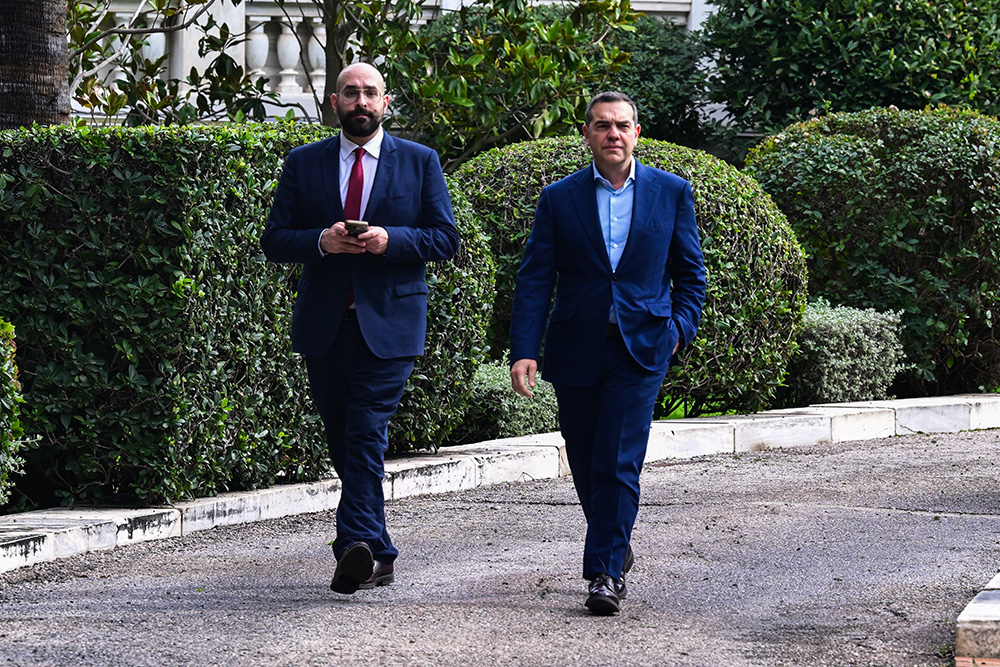 Είναι δουλειά του ΠτΔ να ερμηνεύει τον Τσίπρα; Έκπληξη από τις αυθαίρετες “διαρροές” μετά τη συνάντηση με Τασούλα στο Προεδρικό