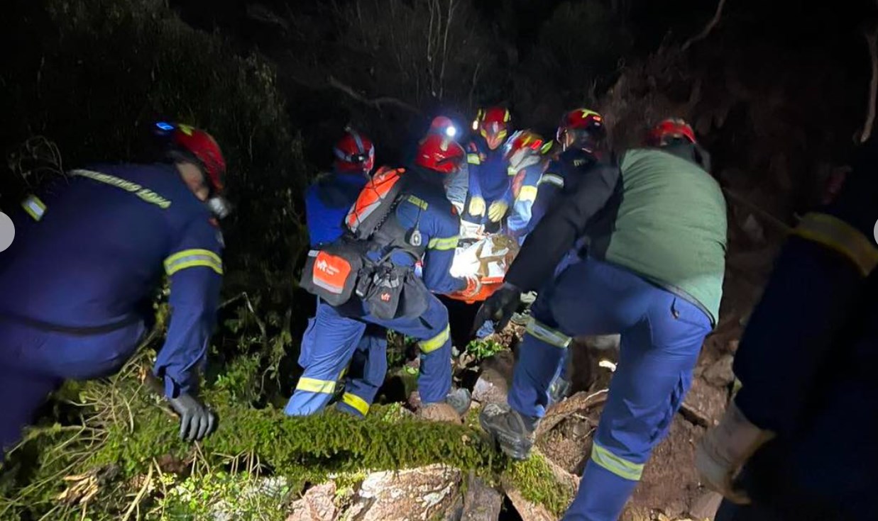 Προυσός: Η δραματική επιχείρηση ανάσυρσης του άτυχου οδηγού του ΙΧ που έπεσε σε γκρεμό-φωτο