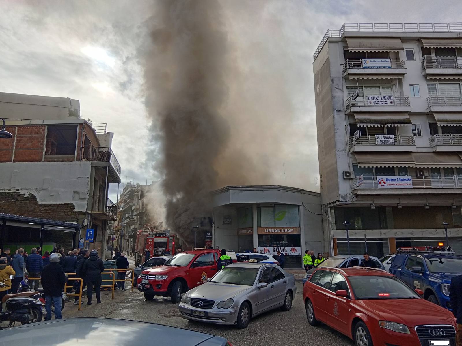 Κατάσβεση στο κέντρο του Αγρινίου: Επικίνδυνη φωτιά σε αποθήκη στη Στοά Παπαγιάννη (φωτο -video)