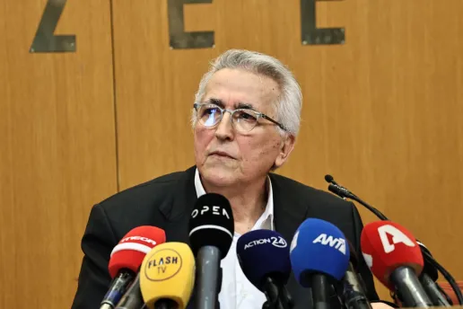 Στο παρά 5′ … ο Παναγόπουλος “σώζει” το ΠΑΣΟΚ! Σκληρή επίθεση στην Χαριλάου Τρικούπη: «Δεν παραιτούμαι, η παράταξη θα αποφασίσει εάν θα είμαι ξανά υποψήφιος, είναι συκοφάντες» – «Άλλο η ΠΑΣΚΕ, άλλο το ΠΑΣΟΚ, άλλο το 40%, άλλο το 12%»