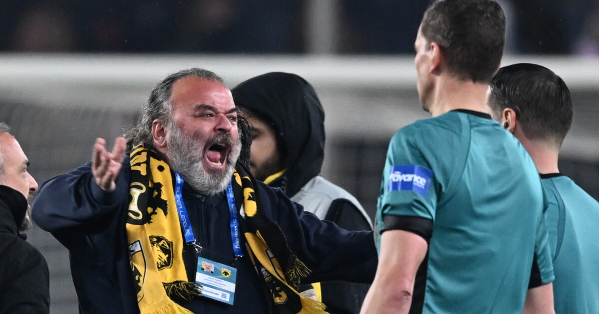 Έξαλλος ο Μάριος Ηλιόπουλος με τον διαιτητή Μάκελι, κατέβηκε στον αγωνιστικό χώρο μετά το ΑΕΚ – Ολυμπιακός