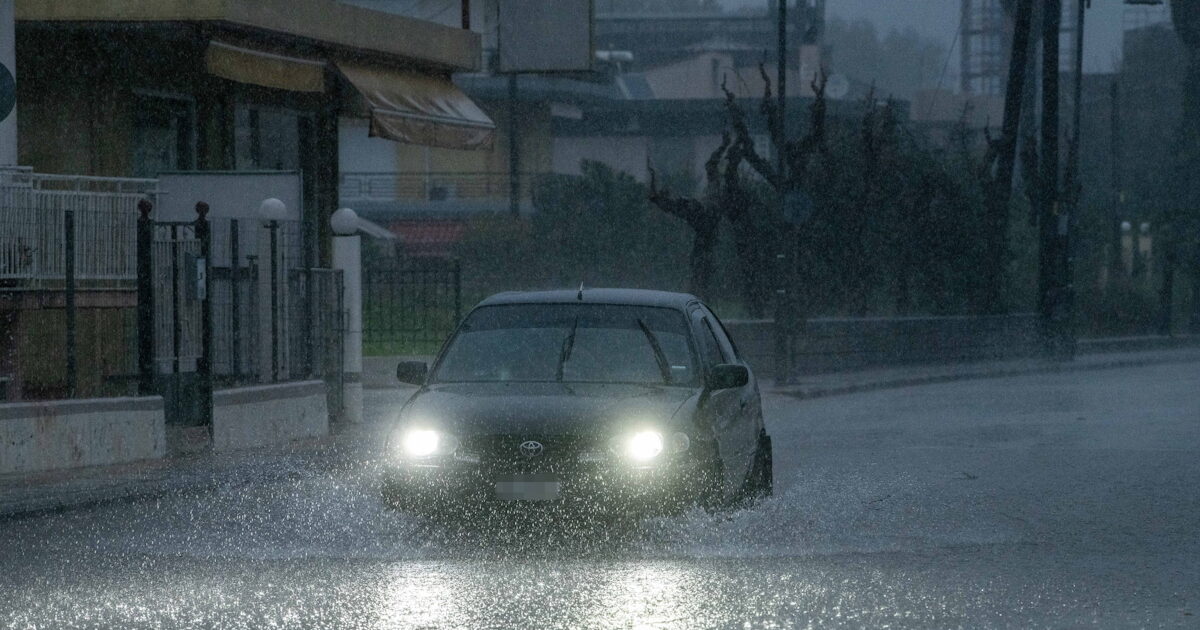 Καιρός: Τσικνοπέμπτη με βροχές και καταιγίδες – Έρχονται δυο κύματα κακοκαιρίας