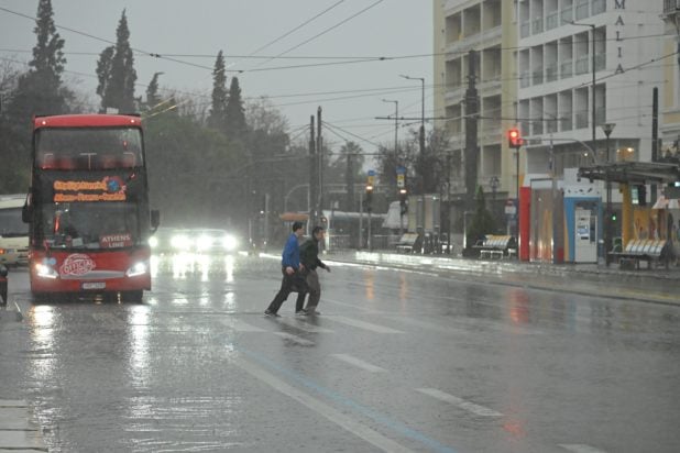 Καιρός-Καλλιάνος: Βροχές και καταιγίδες φέρνει η «Broken Squall Line» – Ποιες ώρες θα επηρεαστεί η Αττική