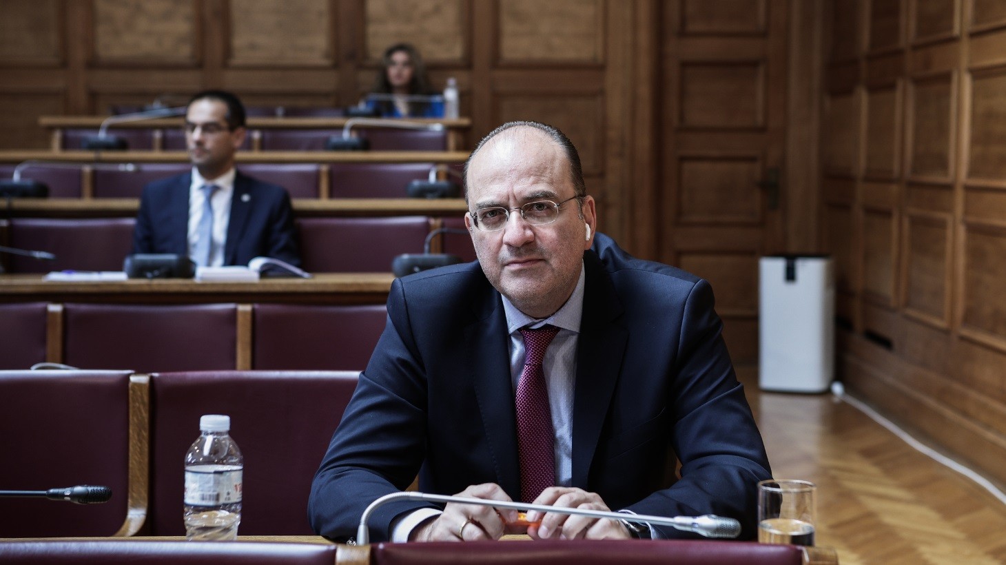 “Είσαι τσιράκι του Μητσοτάκη, χυδαίε”: Σφοδρή αντιπαράθεση Λαζαρίδη – Καζαμία στην Ολομέλεια