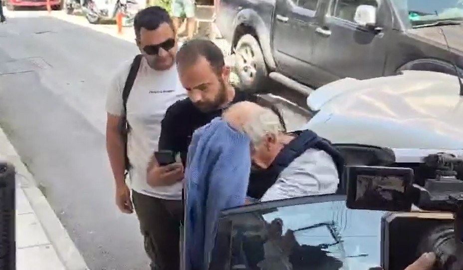 Έγκλημα στη Σκύδρα: Με σκυμμένο το κεφάλι και αμίλητος στον εισαγγελέα ο 76χρονος δράστης (video)