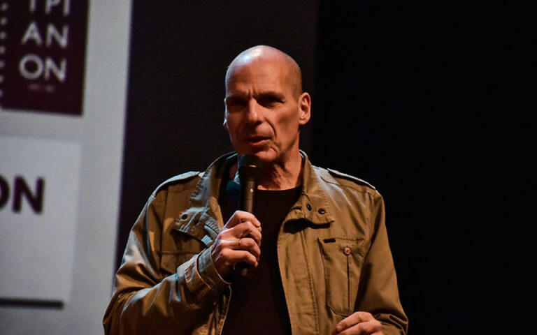 Πρωτοφανές: Οι παιδοβιαστές κυκλοφορούν ελεύθεροι και ο Γιάνης Βαρουφάκης σε δίκη για «πρόκληση και διαφήμιση ναρκωτικών»