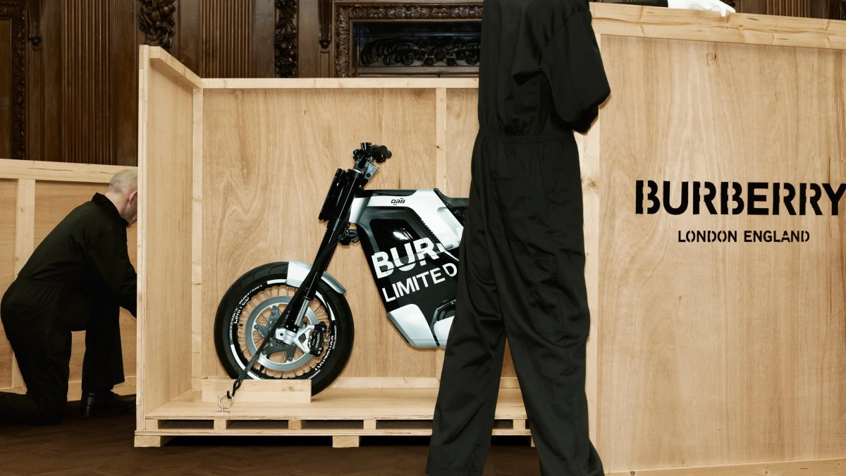 Το supermoto της DAB Motors φοράει… Burberry