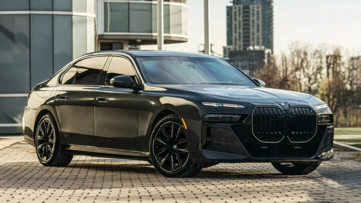 Αυτή η BMW Σειρά 7 αντέχει και σε χειροβομβίδες