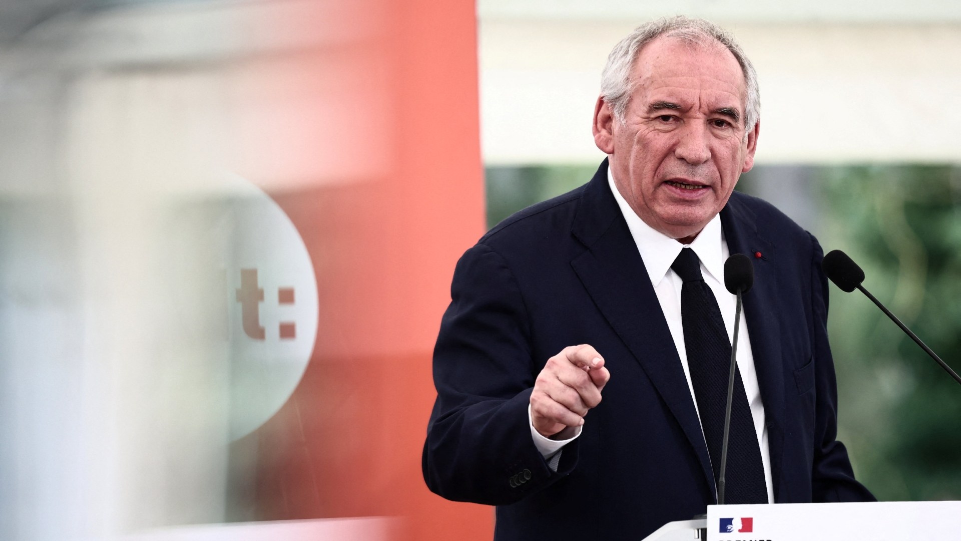 «Μπορεί να χρειαστεί προσφυγή στο ΔΝΤ» προειδοποιεί ο υπουργός Οικονομικών της Γαλλίας, ενώ η κυβέρνηση Μπαϊρού καταρρέει