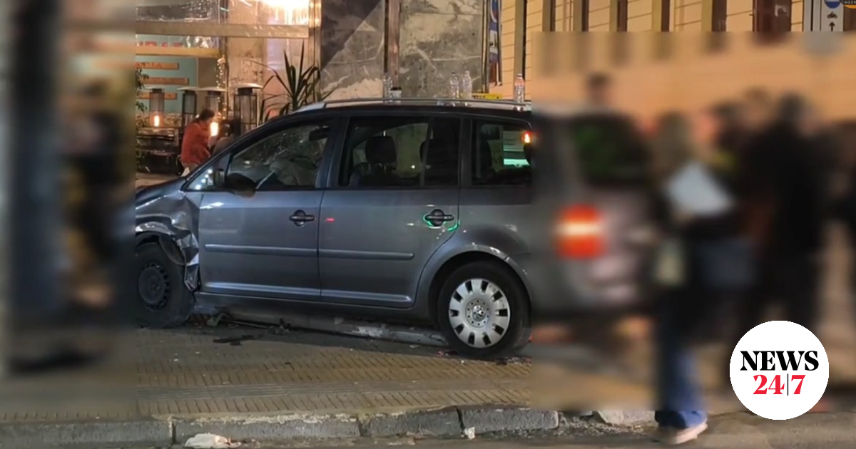Τροχαίο στα Εξάρχεια: ΙΧ παραλίγο να πέσει σε καφετέρια – 1 τραυματίας