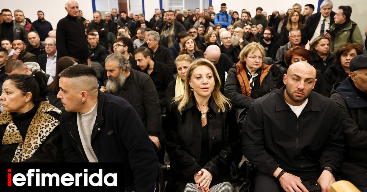 Δίκη Τεμπών: Τι αλλάζει μετά το χάος της πρώτης ημέρας, πού ρίχνουν ευθύνες -Βγάζουν γυψοσανίδες, βάζουν καθίσματα