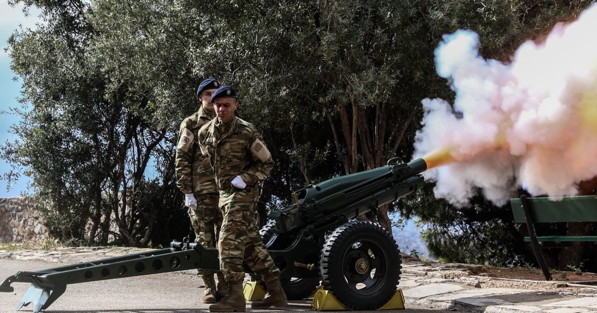 25η Μαρτίου: Εντυπωσιακές εικόνες από τη ρίψη 21 κανονιοβολισμών στον Λυκαβηττό