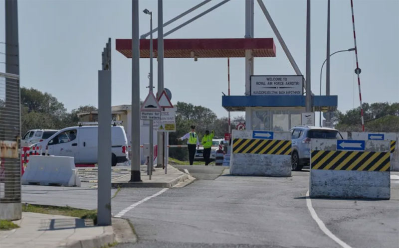 Ήχησαν ξανά οι σειρήνες στην Κύπρο: Εκκενώθηκαν οι βάσεις σε Ακρωτήρι, Δεκέλεια – Αναχαιτίστηκαν 2 drones