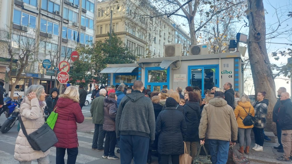 Θεσσαλονίκη: Μεγάλες ουρές κι εκνευρισμός στα εκδοτήρια ΟΑΣΘ για το επίσημο… ντεμπούτο των ηλεκτρονικών καρτών (φωτο)