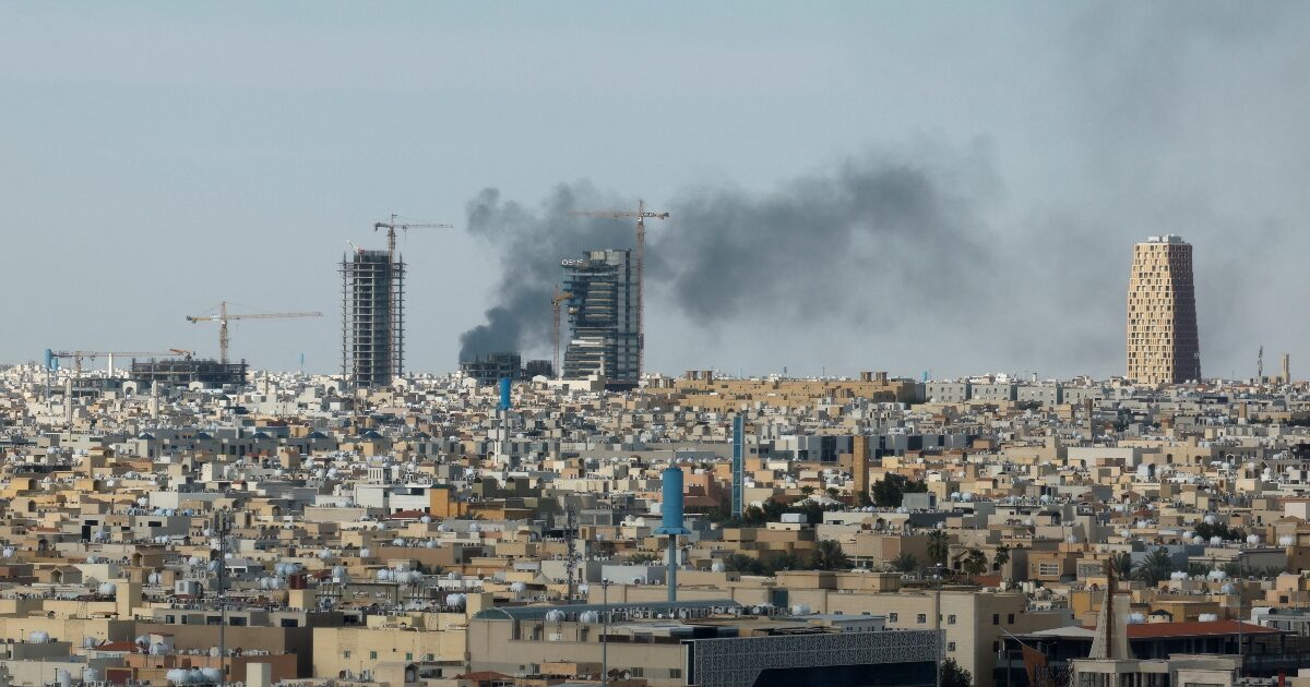 Σαουδική Αραβία: 2 νεκροί από ιρανικό βλήμα σε κατοικημένη περιοχή