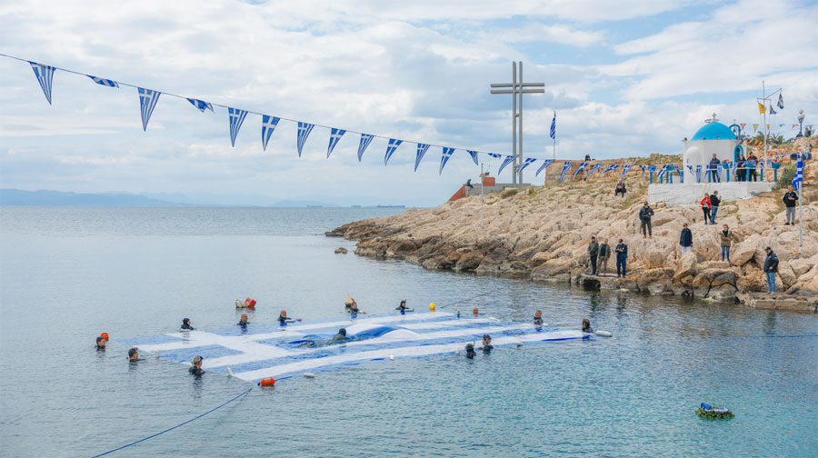 Η Γαλανόλευκη στη θάλασσα του Πειραιά για την Εθνική Επέτειο της 25ης Μαρτίου 1821
