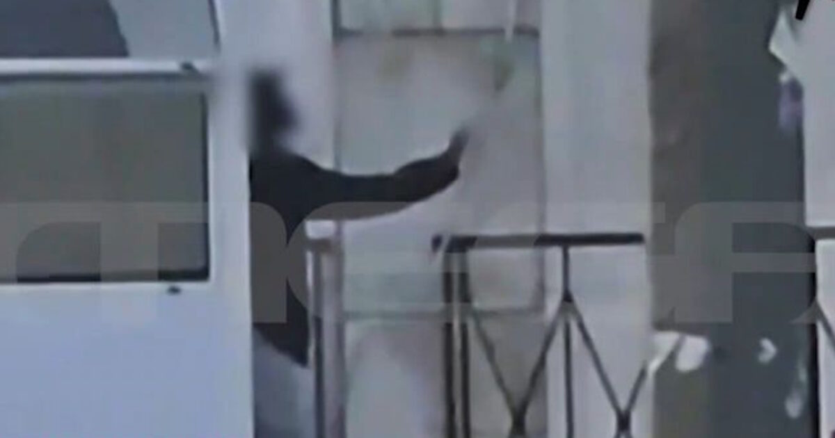 Η στιγμή που ο 48χρονος Σουδανός απειλεί αστυνομικούς πως θα ανατινάξει το κτίριο της ΓΑΔΑ