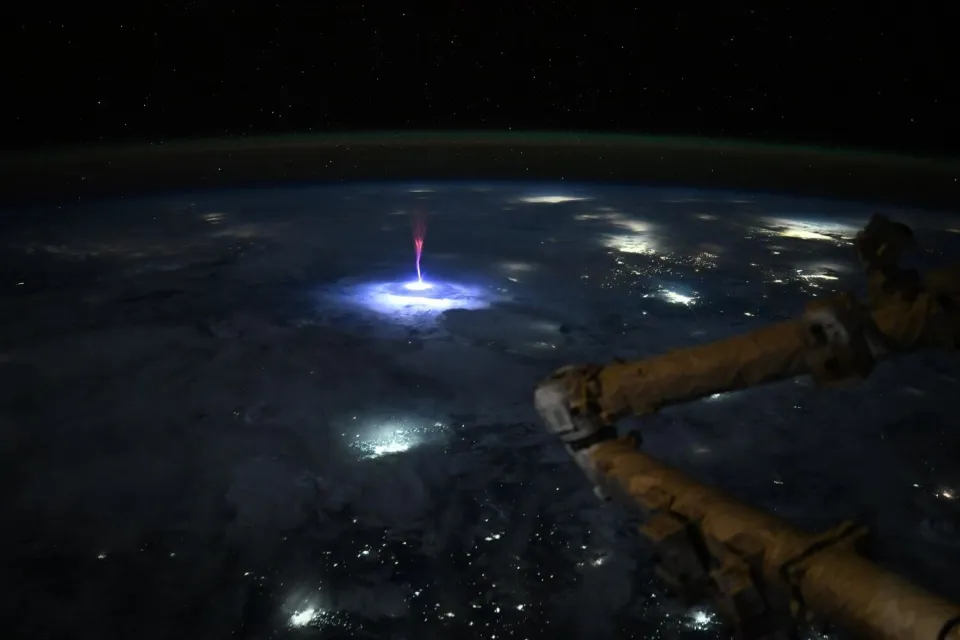 NASA / Οι καταιγίδες όπως φαίνονται από το Διάστημα – Μπλε πίδακες και «μέδουσες» [Φωτογραφία]