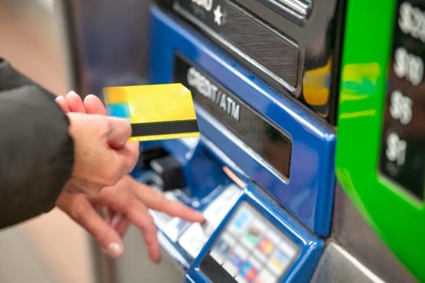 Επίδομα ανεργίας ύψους έως και 1.295 ευρώ και τακτικό επίδομα 565,98 ευρώ: Νέες πληροφορίες για τη χορήγησή τους