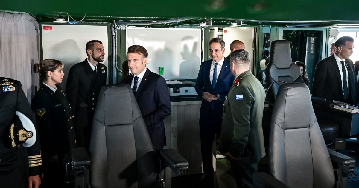 Κυριάκος Μητσοτάκης – Εμανουέλ Μακρόν: Εντυπωσιακές εικόνες από την επίσκεψη στη φρεγάτα «Κίμων»