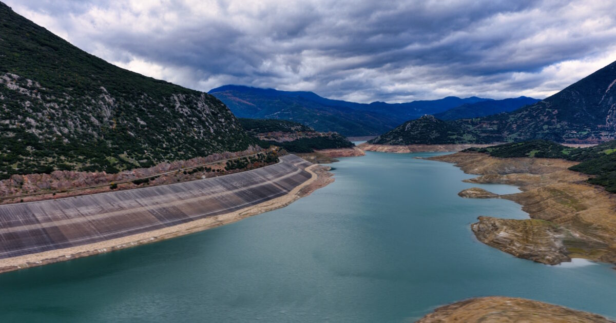 Λίμνη Μόρνου: Τριπλασιάστηκαν τα αποθέματα νερού και βυθίστηκε ξανά το «χωριό – φάντασμα» Κάλλιο