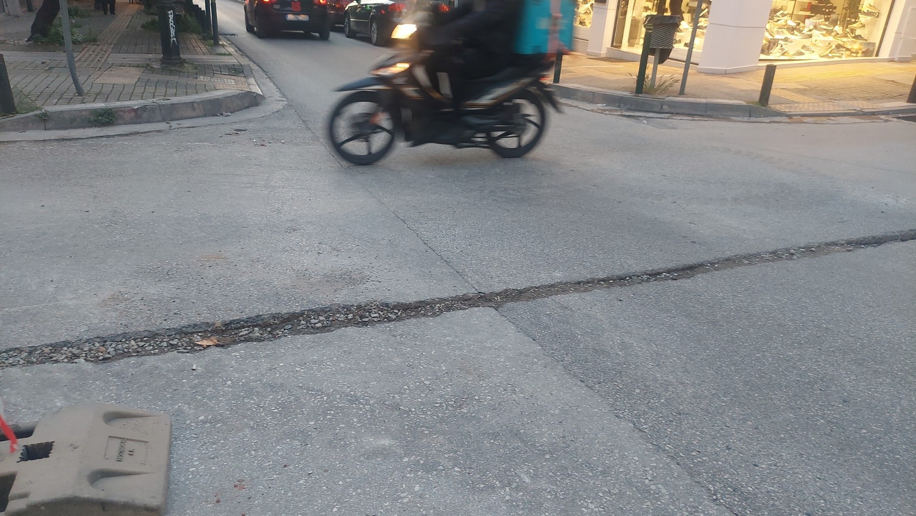 Θεσσαλονίκη: Αγανάκτηση για τις κακοτεχνίες και τα μπαλώματα στους δρόμους από τις εργασίες οπτικών ινών (φωτο)