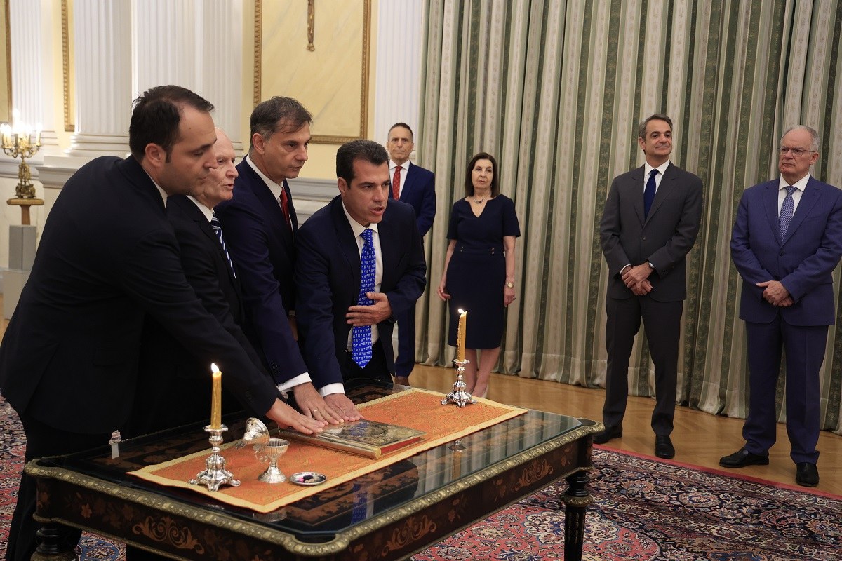 Ορκίστηκαν παρουσία Μητσοτάκη τα νέα μέλη της κυβέρνησης στο Προεδρικό Μέγαρο (video)