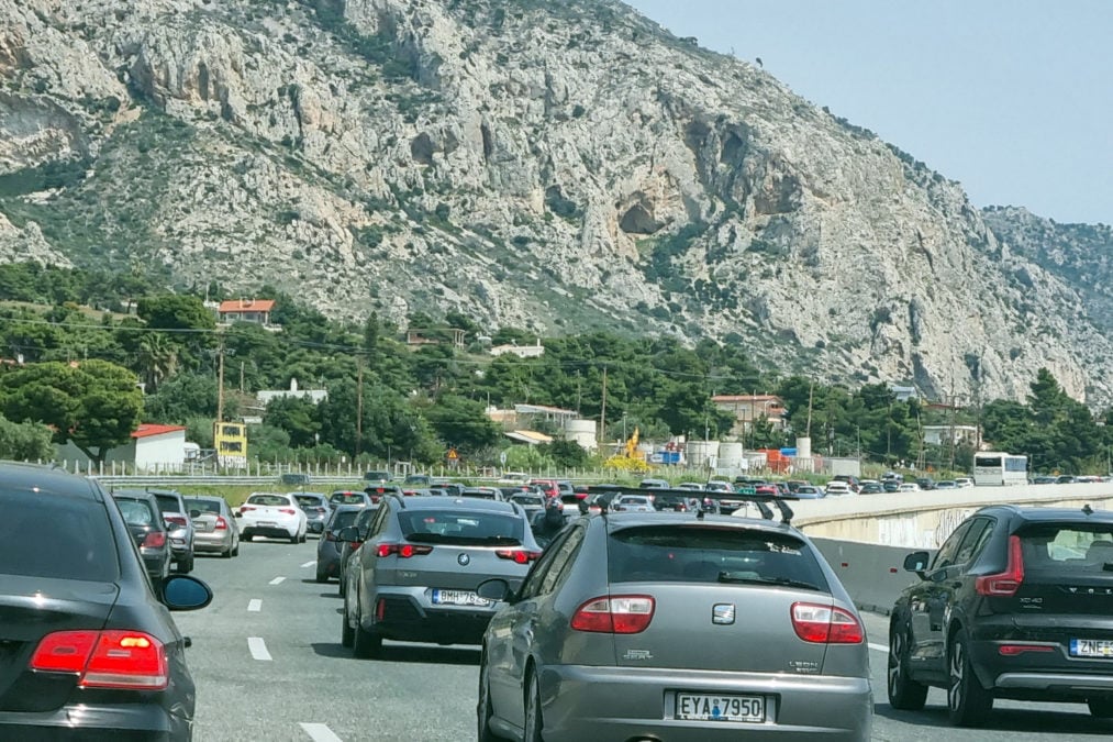 Επιστρέφουν σταδιακά στην Αθήνα οι εκδρομείς του Πάσχα – Οι πρώτες ουρές στα διόδια, αυξημένη η κίνηση σε λιμάνια και ΚΤΕΛ