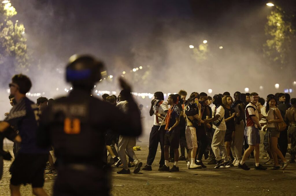 Μαύρη νύχτα πανηγυρισμών στη Γαλλία – 1 νεκρός και 219 τραυματίες μετά τον θρίαμβο της Παρί