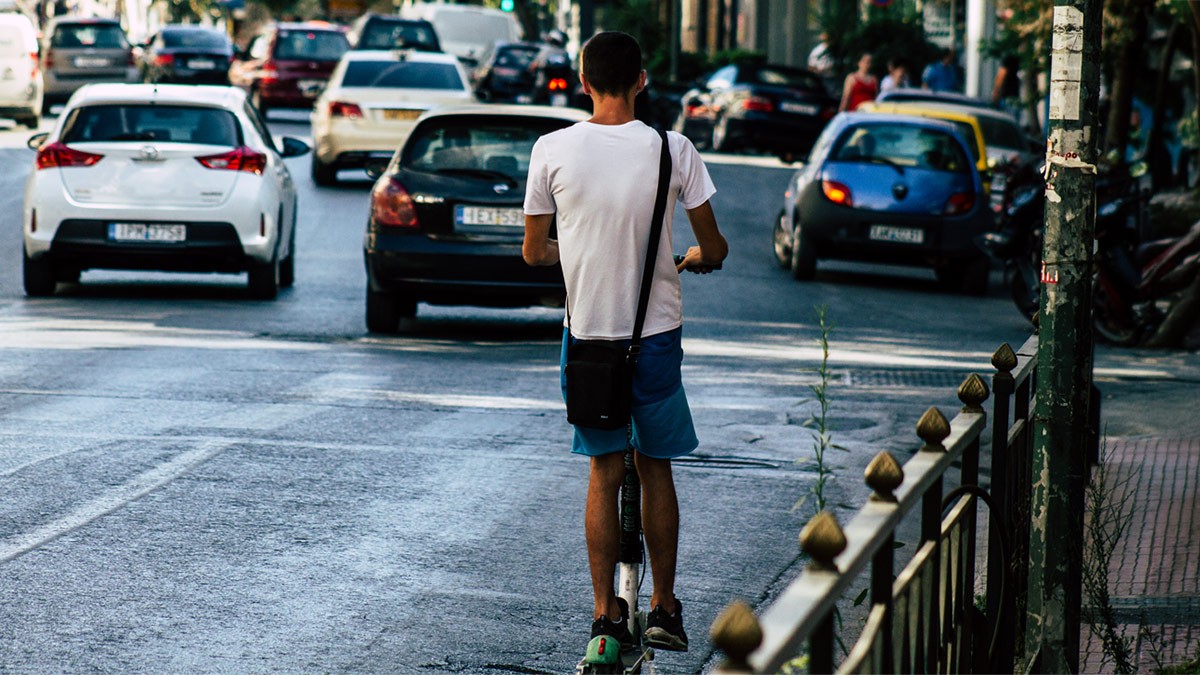 Ηλεκτρικά πατίνια: Τέλος στην ανεξέλεγκτη χρήση, ασφάλιση και «μπλόκο» στους ανήλικους
