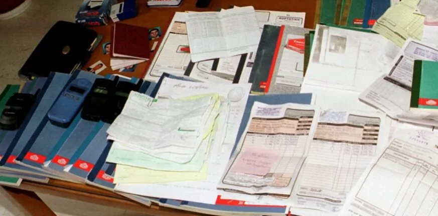 Απλήρωτα τιμολόγια, βαλίτσες στο Μαξίμου και σιωπή στην αγορά: το παρασκήνιο που κανείς δεν αγγίζει