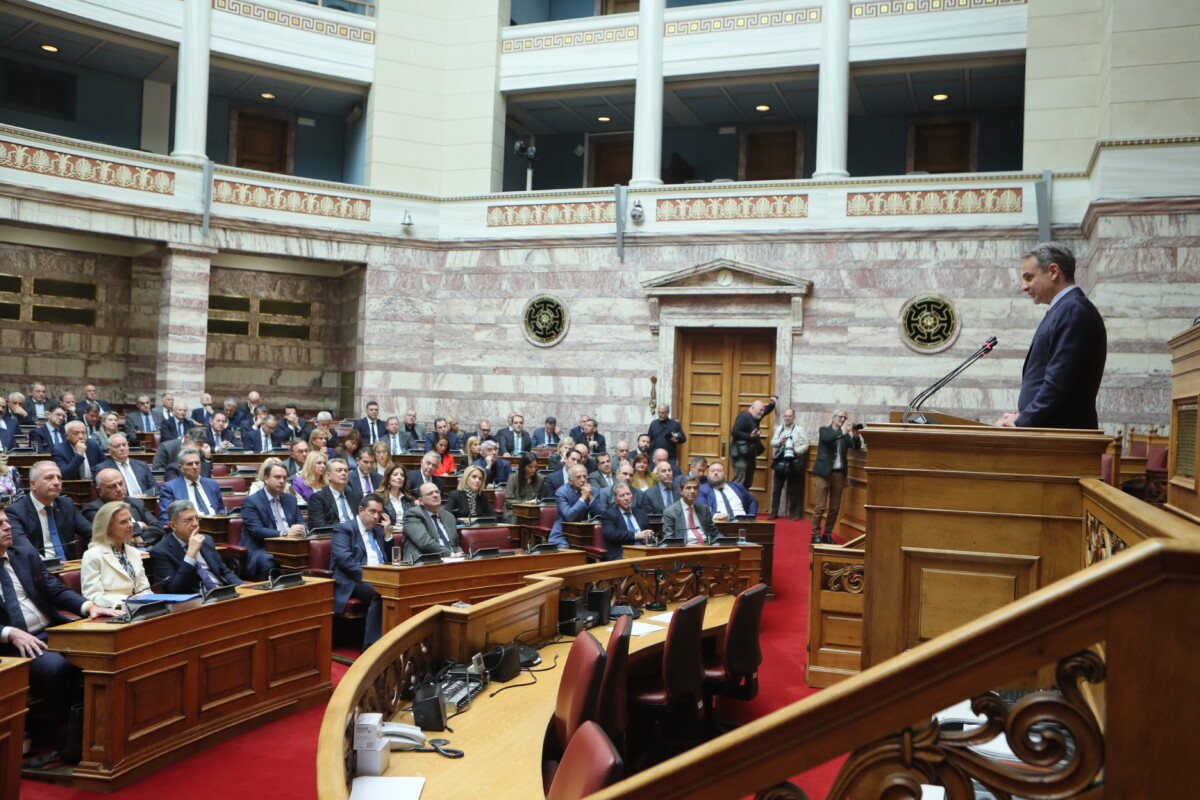 «Μελλοθάνατοι» της ΝΔ / Ποιοι βουλευτές χάνουν την έδρα και γιατί αντιδρούν