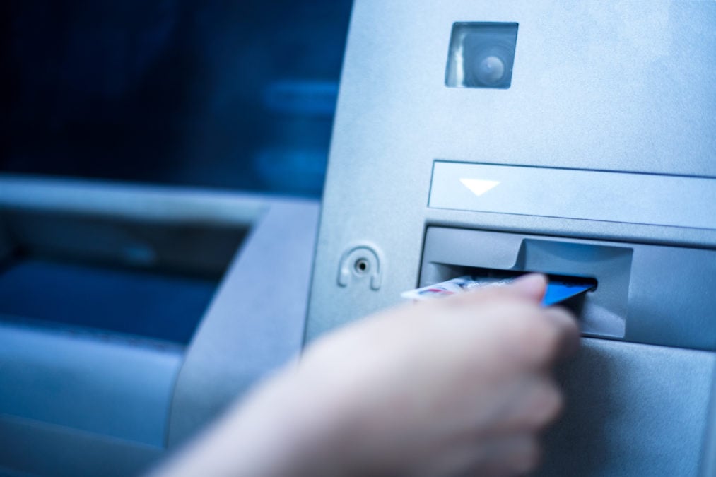 e-ΕΦΚΑ και ΔΥΠΑ: Πρεμιέρα σήμερα για τις πληρωμές – Ποιοι πάνε στα ATM έως τις 22 Μαΐου