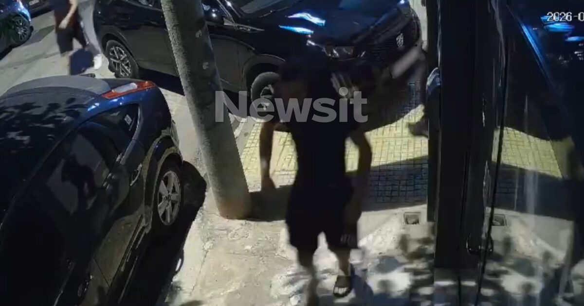 Καλλιθέα: Η στιγμή που οι δράστες τρέχουν να ξεφύγουν μετά την επίθεση στους δύο νεαρούς – «Τους κυνήγαγαν και έβριζαν»