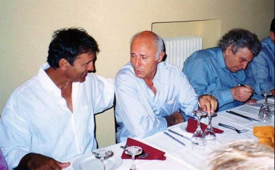Ο Γιώργος Νταλάρας αποχαιρετά τον Δημήτρη Γκιώνη
